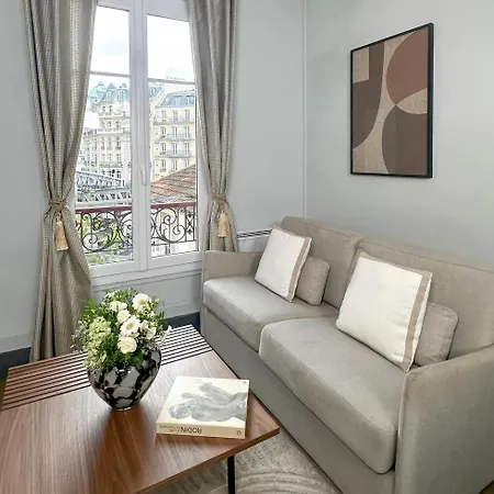 Stunning Near Eiffel Tower باريس